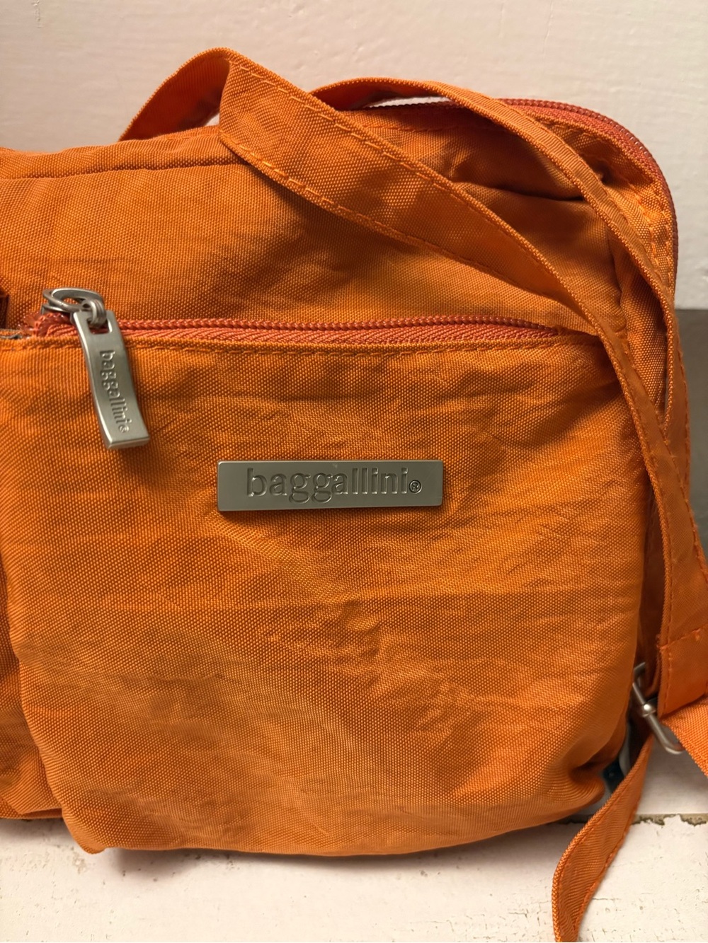 Baggallini Orange Lightweight Crossbody Bag - Picture 2 of 4